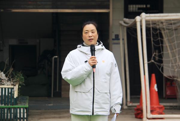 3郑州第七初级中学东校区副书记宋琪宣读表彰学生名单 3郑州第七初级中学东校区副书记宋琪宣读表彰学生名单